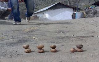 بازی محلی گردو بازی یا آغوزکا - میهن پدیا عکس